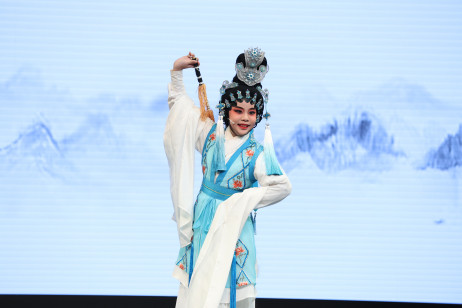 龍江鎮華東小學學生表演《思凡》