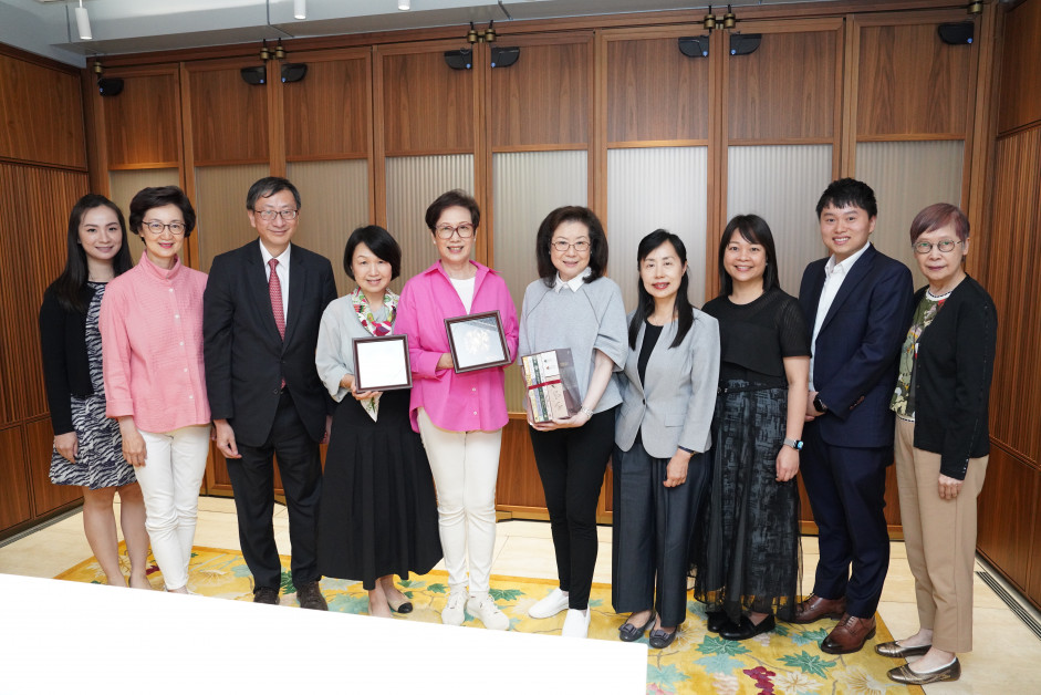 教大致送紀念品予顧積善堂慈善基金及霍奐枝女士