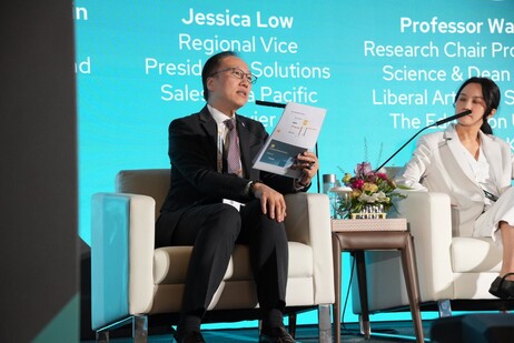 Vice President Professor Chetwyn Chan (left) moderates the discussion under the topic‘Leading with Data: Shaping University Strategy for a Changing World’ 