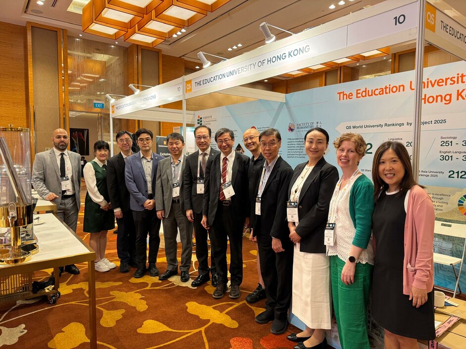 President Professor Lee (7th from left) and Vice President (Research and Development) Professor Chan (6th from left) lead the EdUHK delegation to the summit
