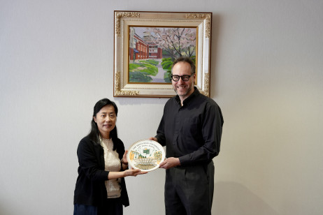 Professor May Cheng May-hung, Vice President (Academic) of EdUHK (left) presents a gift to Professor Johan Lauwereyns, Senior Vice President of Kyushu University