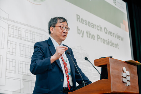 校长李子建教授向研资局成员介绍教大的研究概况