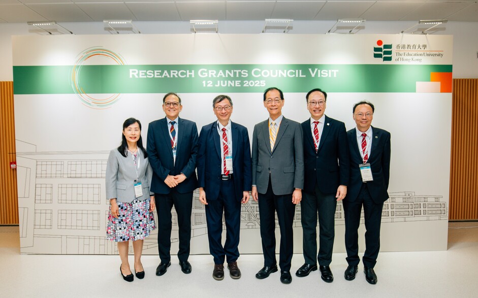 研资局主席唐伟章教授（右三）、大学教育资助委员会秘书长邓特抗教授（左二），于6月12日带领70多位研资局成员探访香港教育大学