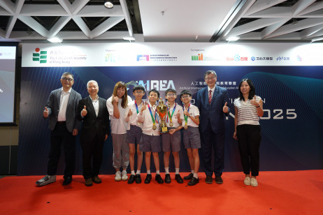 EdUHK professors and distinguished guests presented the championship to Ying Wa Primary School, Hong Kong (Stream 3)