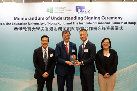 IFPHK主席張言銘先生、行政總裁楊偉雄博士向教大校長李子建教授及署理副校長（學術）及協理副校長（學術質素保證）楊少詩教授致送紀念品
