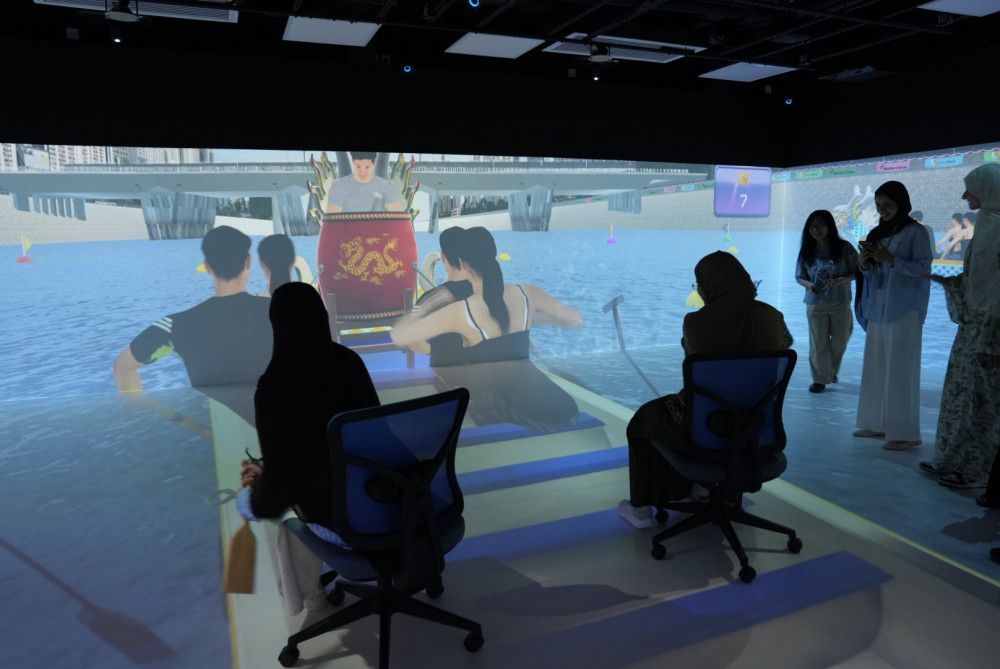 阿联酋大学学生在教大图书馆体验虚拟现实技术