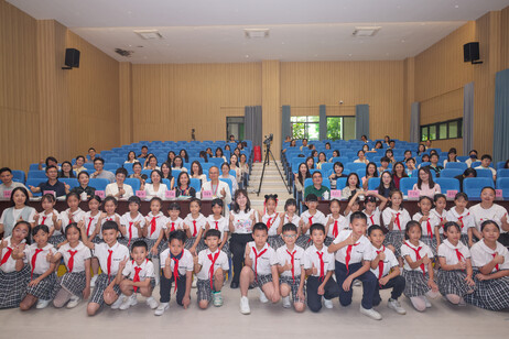 EdUHK faculty members and students visit Huadong Primary School in Foshan City 