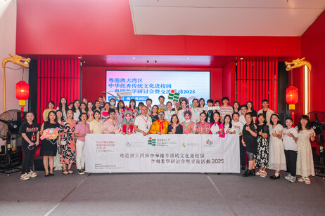 EdUHK faculty members and students with the performers during their visit to watch the Foshan Cantonese Opera Troupe  
