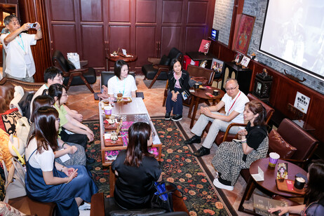 Professor Leung Bo-wah and Dr Lau Leung-kwok, along with students, engage in discussions with Ms Li Shuqin, the Director of the Foshan Cantonese Opera Heritage Center at the Foshan Cantonese Opera Theatre  