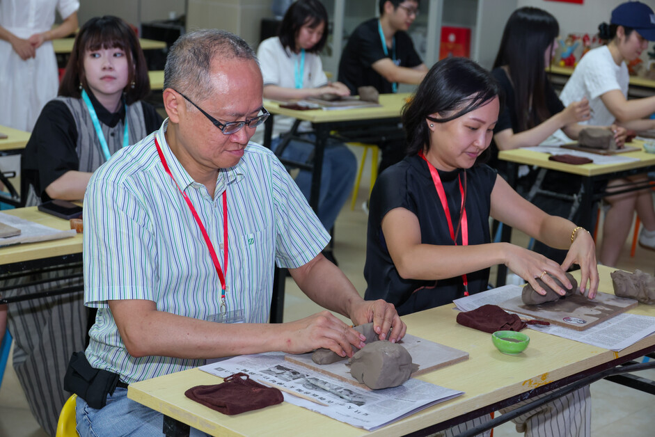 EdUHK Professor Leung Bo-wah and Dr Lau Leung-kwok participate in a ceramics workshop  