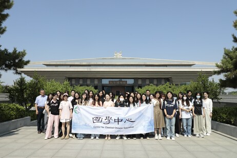 學生們參觀孔子博物館，親身體驗儒家教育文化的厚重