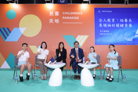 李教授於書展「兒童天地」舞台上，與兩名小學生主持及嘉賓一同討論「全人教育：培育未來領袖的關鍵素養」