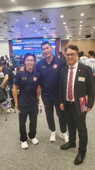 教大學校協作及體驗事務處總監甘偉強博士（右）、體操教練石偉雄校友（左）、田徑教練張宇浩（中）出席授旗儀式 