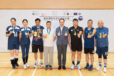 Professor Chetwyn Chan Che-hin (forth from the right) presents the championship award in the elite level to Shenzhen Team 1