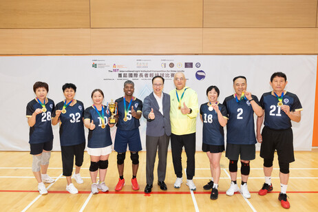 Professor Chetwyn Chan Che-hin (middle), Vice President (Research and Development) of EdUHK presents the championship award in the grassroots level to the New Zealand VRAY Volleyball Club