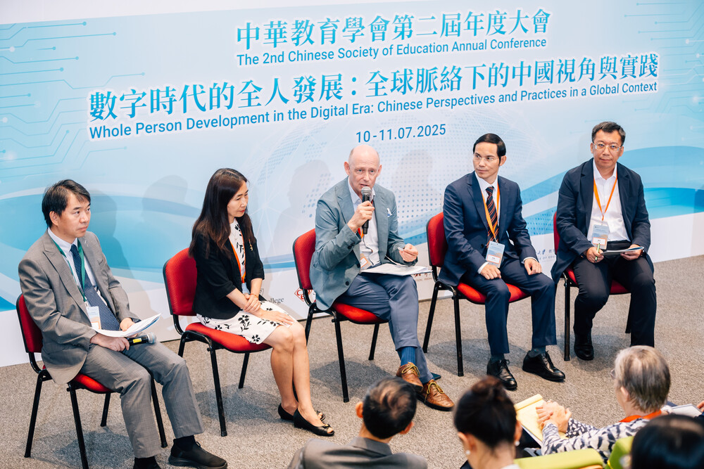 麦博思教授与程贺南教授、蒋凯教授及阚阅教授一同出席杰出专题论坛，论坛由晏子教授主持