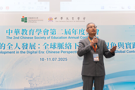 Professor Li Jun delivers a keynote speech