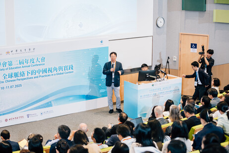 Professor Li Wei delivers a keynote speech