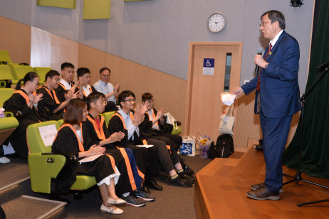 Professor John Lee Chi-Kin, EdUHK President,encourages the new graduates