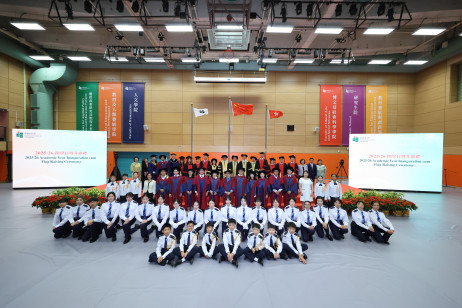教大學生聯同教大賽馬會小學學生組成升旗隊