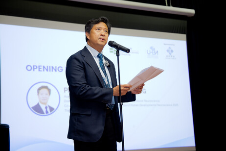 協理副校長(研究)、神經科學中心實驗室總監翁建霖教授在開幕典禮中致辭