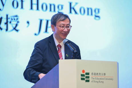 President Professor Lee gives a vote of thanks