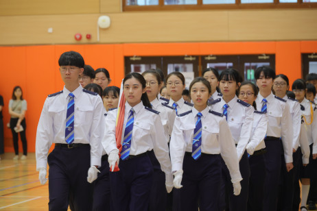 儀式由教大學生組成的升旗隊負責升掛國旗、區旗及校旗