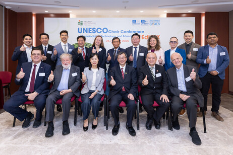 UNESCO Chair持有人、讲者及教大副校长（学术）郑美红教授（前排左三）合影