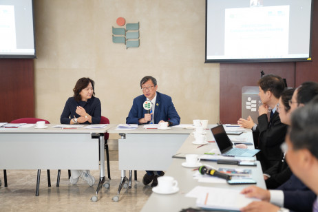 联合国教科文组织东亚区域办事处教育项目官员崔美英博士（左一）UNESCO教席持有人及UNEVOC中心（香港）总监李子建教授（左二）为会议作结