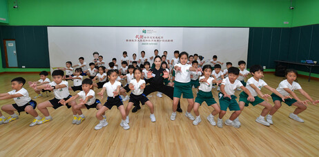 世界冠軍、亞運會獎牌得主、陳穗津小姐與40多名來自香港教育大學賽馬會小學和保良局田家炳小學的學生演練基本拳法與步法