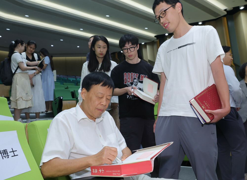 黄亚洲先生为学生读者签书