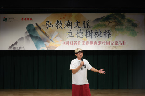 衣向東先生以《軍事文學的創作特點》為題發表演講