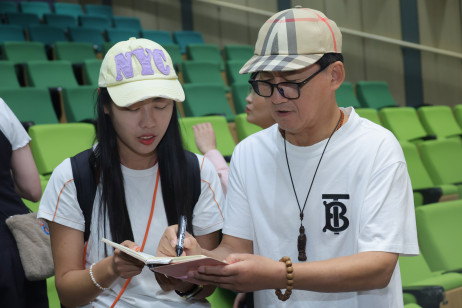 衣向東先生為學生讀者簽書