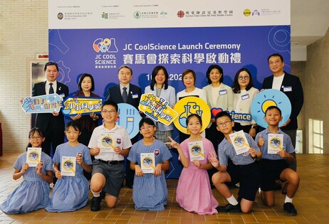 計劃團隊和嘉賓及參與「賽馬會探索科學」計劃的學生合照