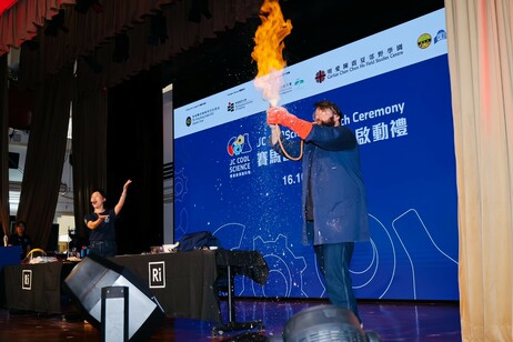 英國科學團隊The Royal Institution of Great Britain科學示範部主管Dan Plane互動科學表演
