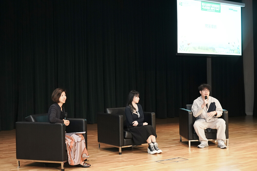 教大高級助理教務長（入學及策劃）梁慧兒博士(左) 與教大學生雷曉君(中)及賴志賢(右)於聯招入學講座中分享2026/27學年的最新入學資訊