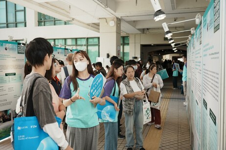 教大学生大使 向入场人士介绍人文学院辖下学系及课程