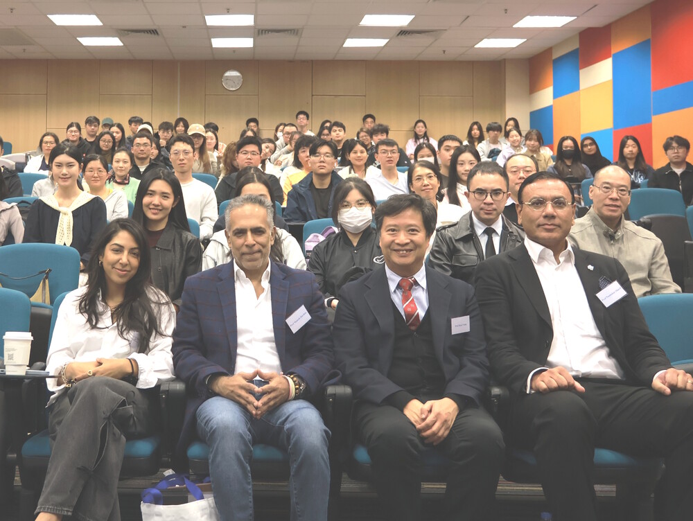 教大师生与Mahesh Harilela教授合影