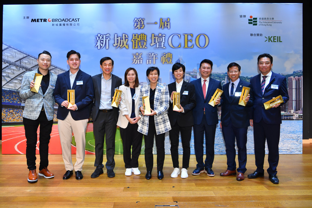 得奖者及得奖代表合照（图左起）陈浩源先生、黄永棋先生、洪松荫先生、倪文玲领奖代表赵咏贤女士、陈念慈女士、叶姵延小姐、李忠民先生、洪楚英先生、黄悦明先生