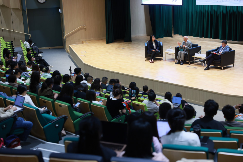 问答环节上，学生踊跃提问