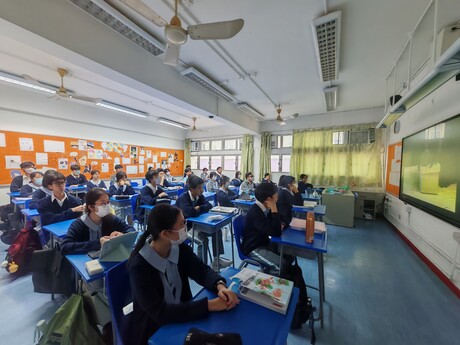 香港布廠商會朱石麟中學透過線上收看講座直播