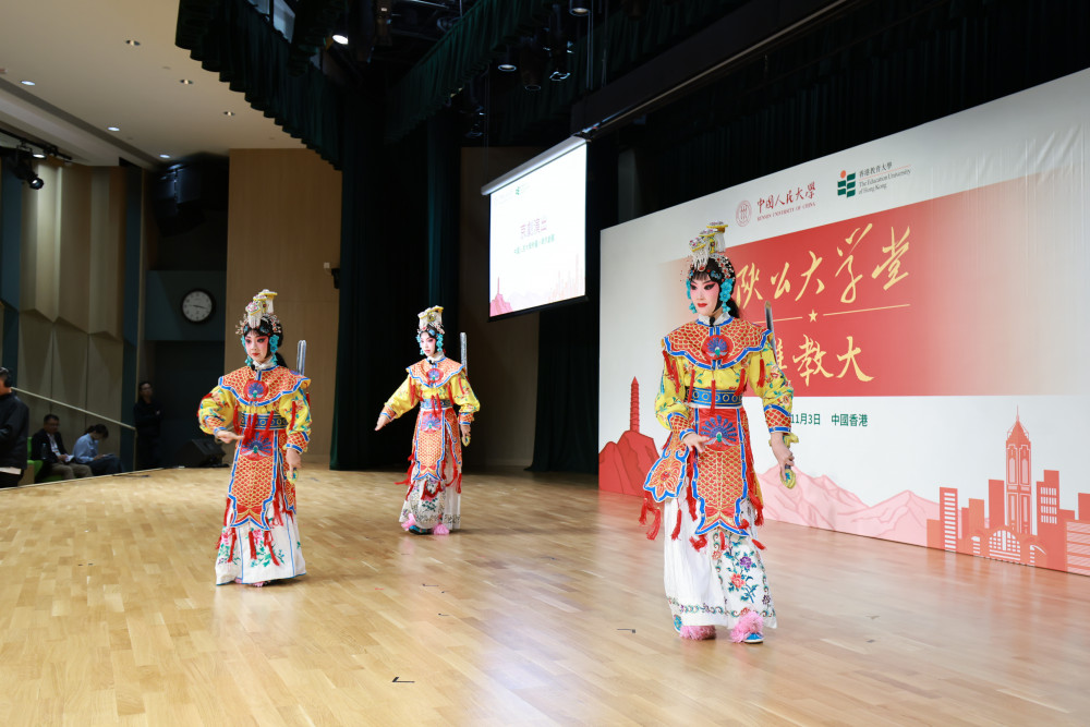 人大附属小学京剧团表演《霸王别姬》