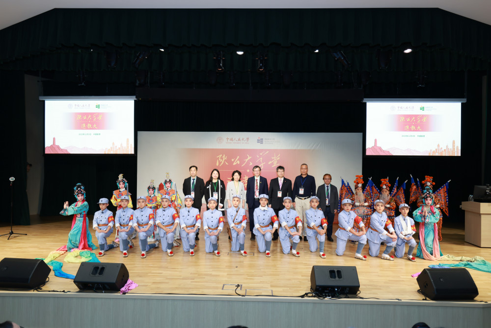 人大附属小学京剧团与校领导合影留念