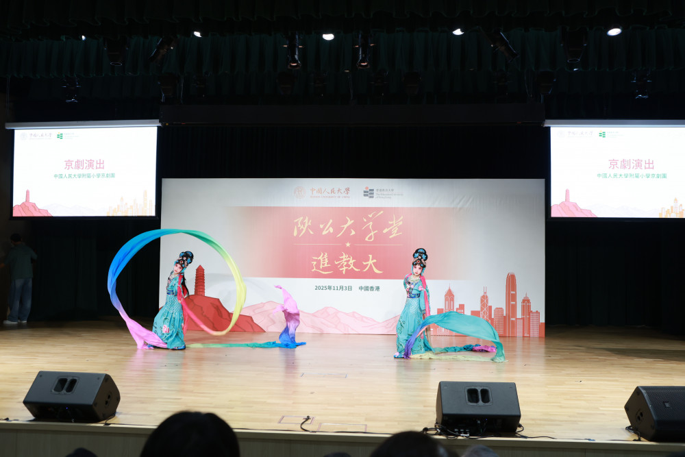 人大附属小学京剧团表演《天女散花》 