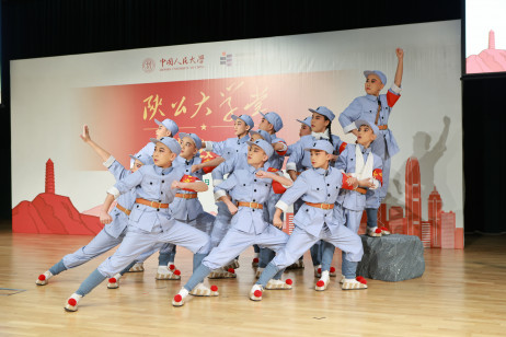 人大附屬小學京劇團表演《沙家浜》