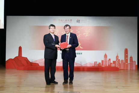 李子建校長與林尚立校長互贈紀念品