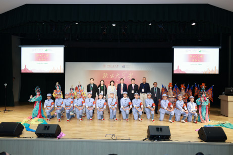 人大附屬小學京劇團與校領導合影留念