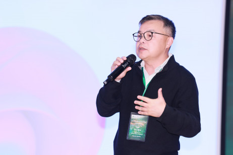 Professor Mike Yao from The Pennsylvania State University delivers a keynote speech 