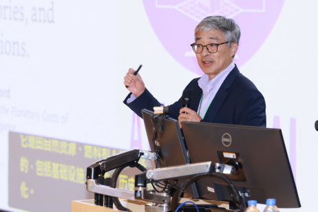 Professor Yang Guobin from University of Pennsylvania delivers a keynote speech