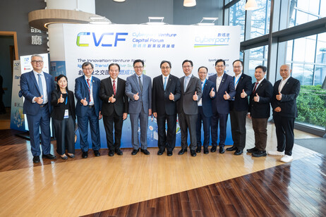 Prof Sun Dong (5th from the left); Dr David, EdUHK Council Chairman (4th from the left); Mr Simon Chan, Chairman of Cyberport (6th from the left); Prof John Lee, EdUHK President (3rd from the left); Dr Rocky Cheng, CEO of Cyberport (1st from the left)